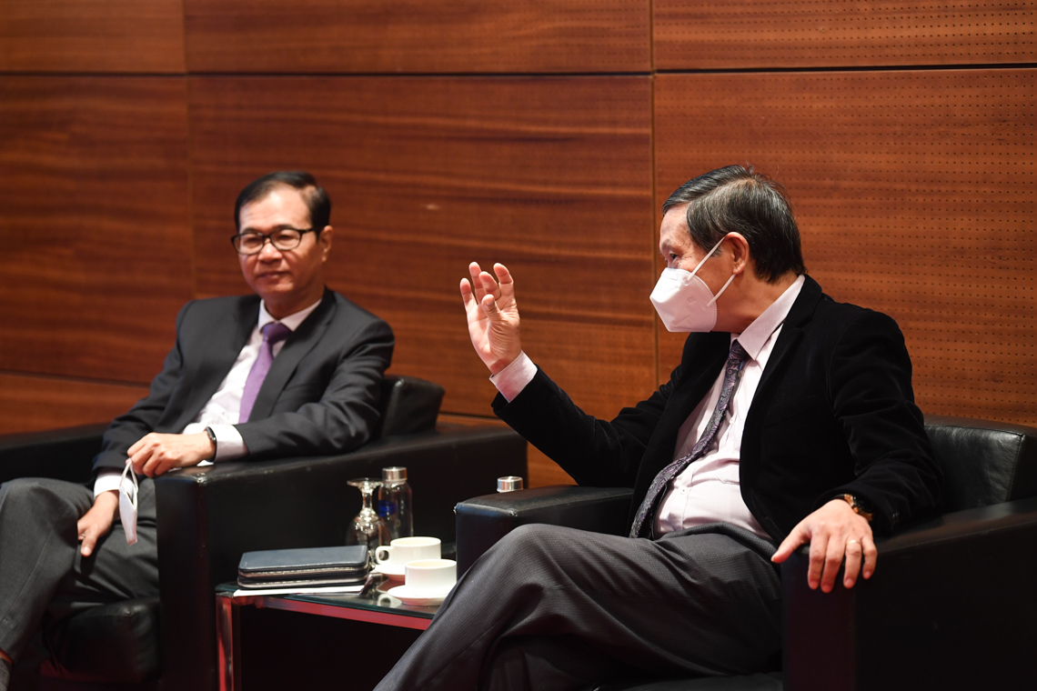 Ông Nguyễn Mạnh Hà - Phó Chủ tịch Hiệp hội Bất động sản Việt Nam (trái) và ông Đỗ Viết Chiến - Tổng Thư ký Hiệp hội Bất động sản Việt Nam.